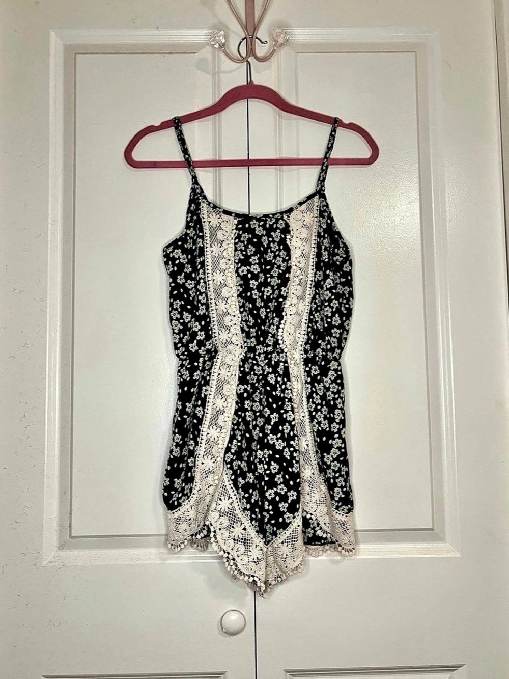 Illa Floral Lace-Trim Romper in Black & White Small